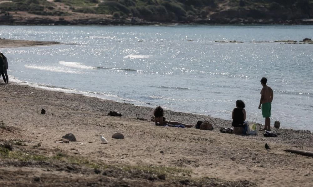 Oμαδική ''αυτοκτονία'' - Γέμισαν πάλι τις παραλίες οι Έλληνες! - Δραματική προειδοποίηση Χαρδαλιά: ''Μην γίνουμε Ιταλία''